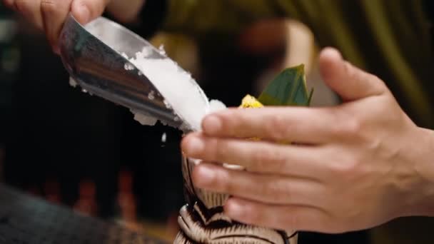 Egy Pultos Egy Bárban Vagy Étteremben Frissen Elkészített Alkoholos Koktélt — Stock videók