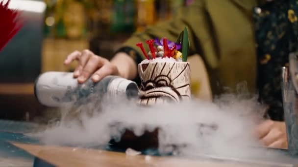 Professionelle Barkeeper Gießt Der Nähe Von Frischen Alkoholischen Köstlichen Cocktail — Stockvideo