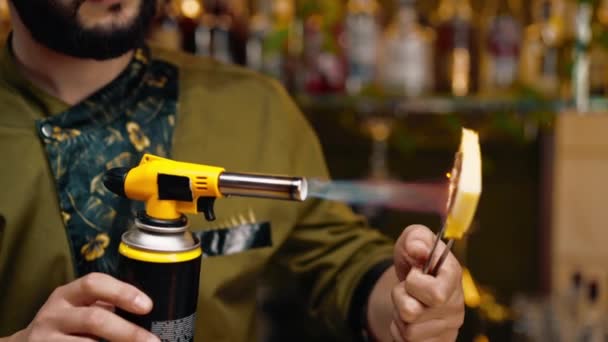 Barman Dans Bar Restaurant Brûle Morceau Ananas Feu Décorer Cocktail — Video