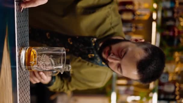 Bartender Profissional Cria Uma Bebida Cocktail Derrama Álcool Copo Medição — Vídeo de Stock
