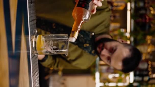Barista Professionista Crea Una Bevanda Cocktail Versa Alcol Bicchiere Dosatore — Video Stock