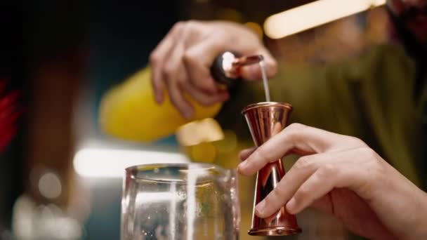 Barman Professionnel Crée Une Boisson Cocktail Verse Alcool Dans Verre — Video