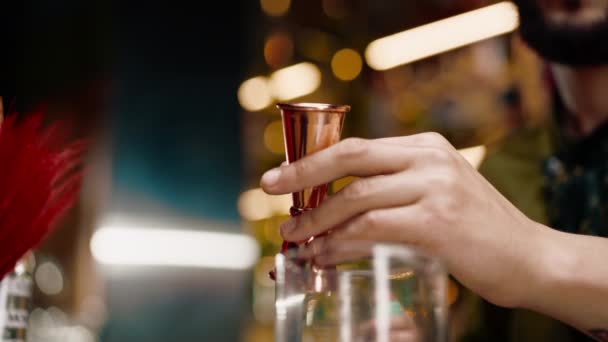 Garçom Profissional Cria Uma Bebida Coquetel Derrama Álcool Copo Medição — Vídeo de Stock