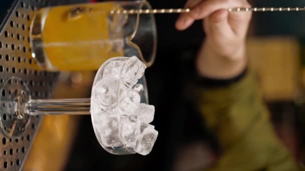 Video Verticale Barista Classico Mescola Alcol Bicchiere Alto Con Cucchiaio — Video Stock