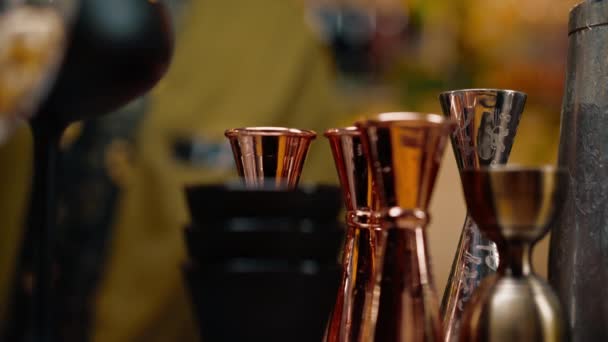 Cocktailgerei Jigger Cocktail Mixer Zeef Shaker Bar Concept Van Alcoholische — Stockvideo