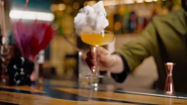 调酒师在酒吧间或餐馆里给客人端来一杯新鲜而美味的鸡尾酒 — 图库视频影像