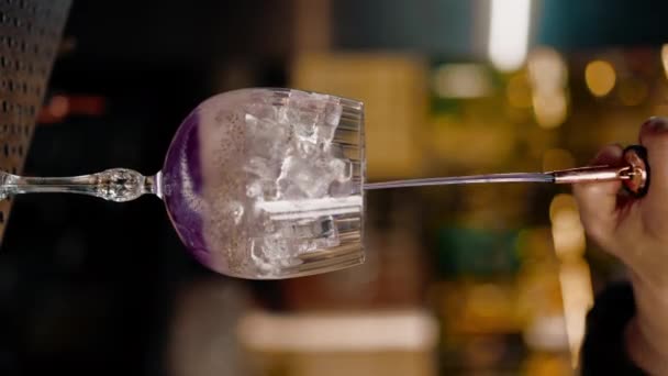 Вертикальное Видео Профессиональный Бармен Создает Коктейль Напиток Наливает Алкоголь Измерительное — стоковое видео