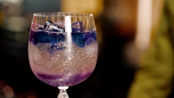 Bartender Profissional Cria Uma Bebida Cocktail Derrama Álcool Copo Medição — Vídeo de Stock
