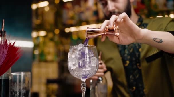 专业的酒保创造了一种鸡尾酒饮料 将酒精倒入酒吧的量杯中 — 图库视频影像