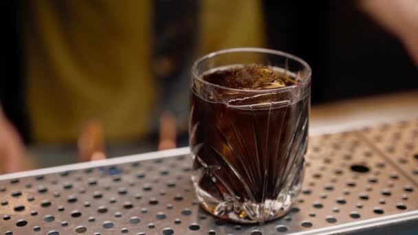 Puestos Cócteles Alcohólicos Negros Recién Preparados Mostrador Del Bar Bar — Vídeo de stock