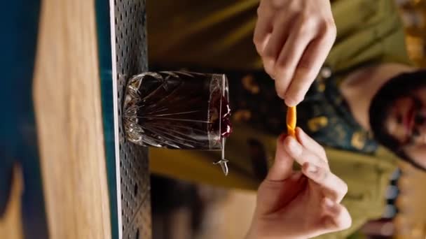 Primo Piano Barista Aggiunge Cuneo Arancione Cocktail Alcolico Nero Appena — Video Stock