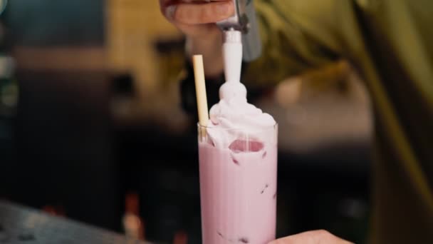 Μπάρμαν Προσθέτει Κρέμα Πάνω Από Ροζ Αλκοολούχο Κοκτέιλ Νόστιμο Σερβίρισμα — Αρχείο Βίντεο