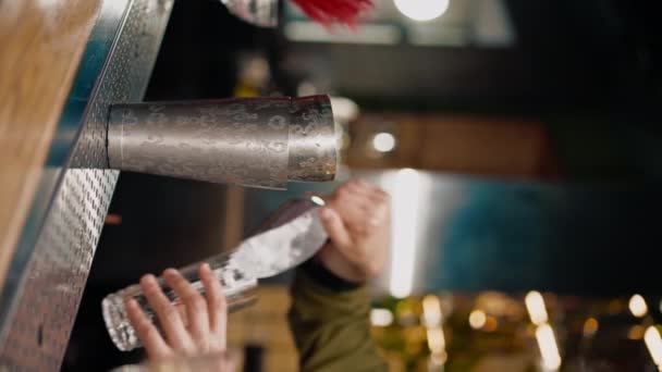 Video Vertikal Bartender Profesional Menuangkan Batu Dalam Sebuah Shaker Proses — Stok Video