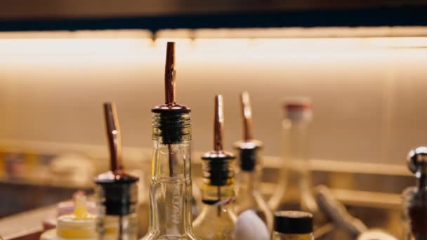 カクテルボトルを作るためのバー機器のアルコールの多くのボトルをクローズアップ — ストック動画
