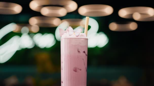 Närbild Nyberedd Rosa Alkoholhaltig Cocktail Med Grädde Roterar Bardisken Barklubben — Stockvideo
