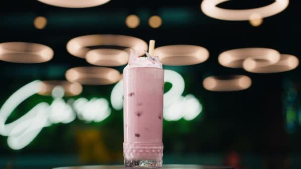 Närbild Nyberedd Rosa Alkoholhaltig Cocktail Med Grädde Roterar Bardisken Barklubben — Stockvideo