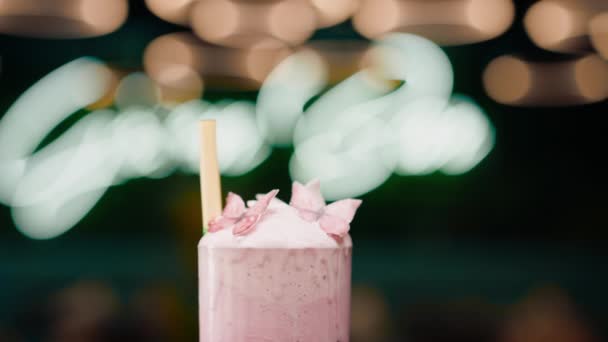 Nahaufnahme Frisch Zubereiteter Pinkfarbener Alkoholischer Cocktail Mit Sahne Rotiert Auf — Stockvideo