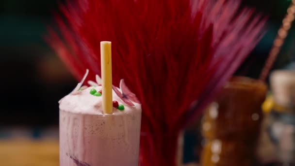 Nyberedd Rosa Alkoholhaltig Cocktail Med Grädde Står Bardisken Barklubben — Stockvideo