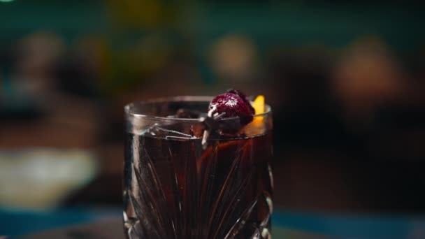 Čerstvě Připravený Černý Alkoholický Koktejl Otáčí Barovém Pultu Baru — Stock video