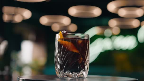 Vers Bereide Zwarte Alcoholische Cocktail Roteert Bar Toonbank Bar Club — Stockvideo