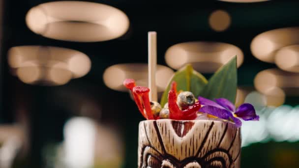 Nyberedd Alkoholhaltig Cocktail Med Bit Ananas Roterar Bardisken Barklubben — Stockvideo