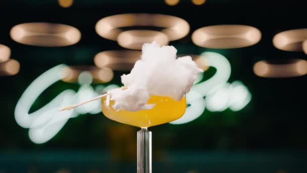 Verse Smakelijke Alcoholische Cocktail Met Suikerspin Roteert Bar Bar Restaurant — Stockvideo