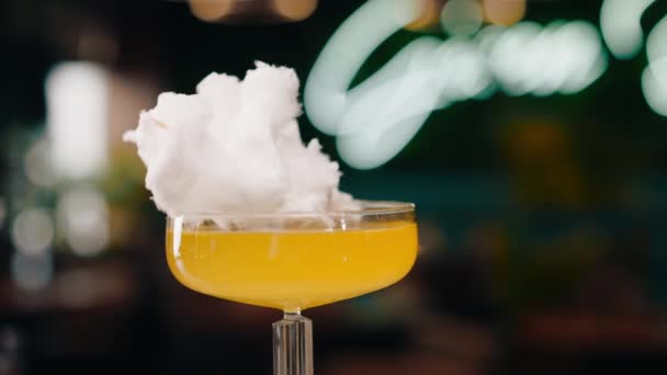 Färsk Välsmakande Alkoholhaltig Cocktail Med Sockervadd Roterar Bardisken Bar Eller — Stockvideo