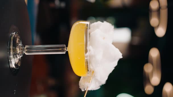 Vídeo Vertical Coquetel Alcoólico Saboroso Fresco Com Algodão Doce Gira — Vídeo de Stock