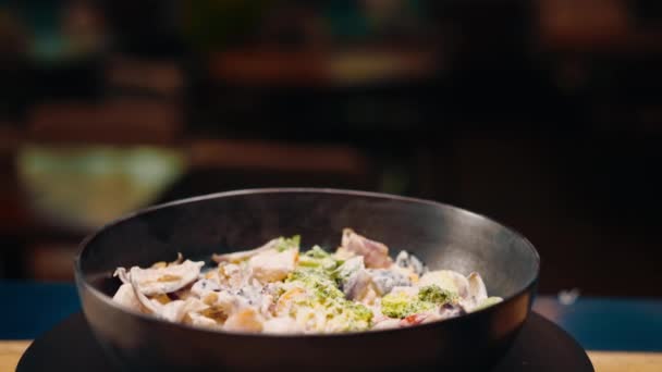 Primer Plano Delicioso Guiso Mariscos Recién Preparado Restaurante Una Hermosa — Vídeos de Stock