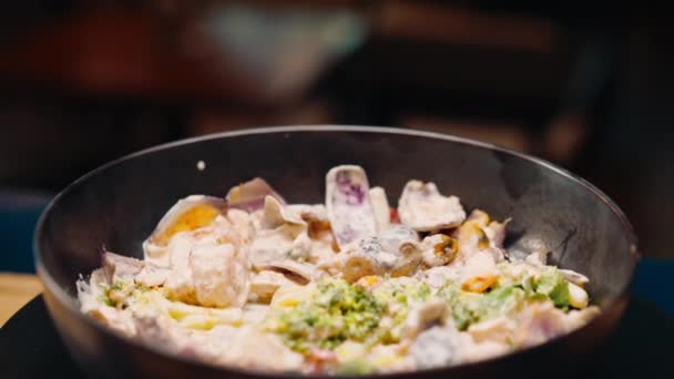 Primer Plano Delicioso Guiso Mariscos Recién Preparado Restaurante Una Hermosa — Vídeo de stock