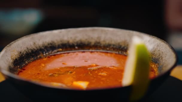 Aproape Supa Delicioasă Roșii Condimentată Proaspăt Preparată Fructe Mare Bucătărie — Videoclip de stoc