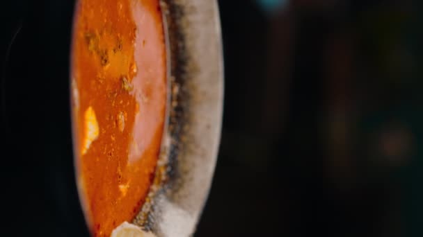 Zbliżenie Pyszne Świeżo Przygotowane Pikantne Czerwone Tom Mniam Zupa Owoców — Wideo stockowe