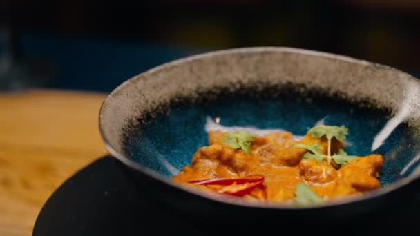 Zbliżenie Pyszne Świeżo Przygotowane Curry Ryżem Restauracji Piękna Prezentacja Danie — Wideo stockowe