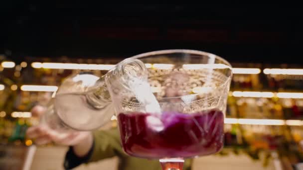 Close Alcohol Wordt Gegoten Een Glas Hand Van Gast Draagt — Stockvideo
