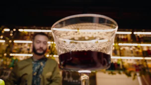 Álcool Close Derramado Copo Mão Hóspede Carrega Copo Com Bebida — Vídeo de Stock