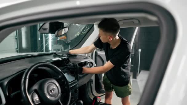 상세한 프로세스 브러시와 자동차 물질을 사용하여 차량의 보드를 청소하는 노동자의 — 비디오