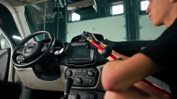 洗车工人在详细检查过程中使用刷子和汽车化学品清洗豪华汽车仪表盘的特写镜头 — 图库视频影像