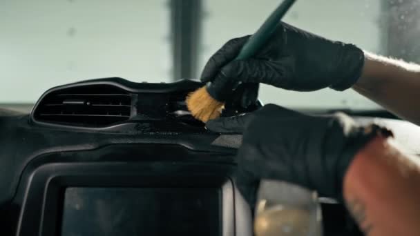Zbliżenie Pracownika Myjni Samochodowej Używającego Szczotki Chemikaliów Samochodowych Czyszczenia Deski — Wideo stockowe