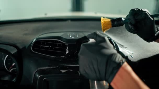 Közeli Kép Egy Autómosó Segítségével Ecset Autó Vegyi Anyagok Tisztítani — Stock videók