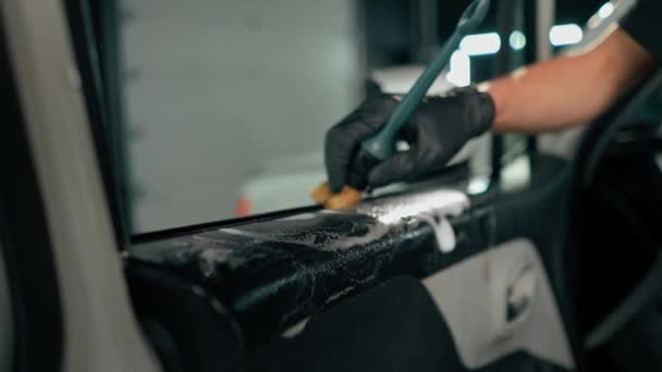 Gros Plan Ouvrier Lavage Voiture Utilisant Une Brosse Laver Plastique — Video