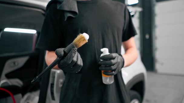 高級車のドアカードを洗浄しながらプラスチック洗浄ブラシを使用した洗車作業員のクローズアップ — ストック動画