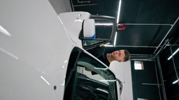 Nahaufnahme Eines Arbeiters Einer Autowäsche Mit Einer Plastikwaschbürste Während Der — Stockvideo