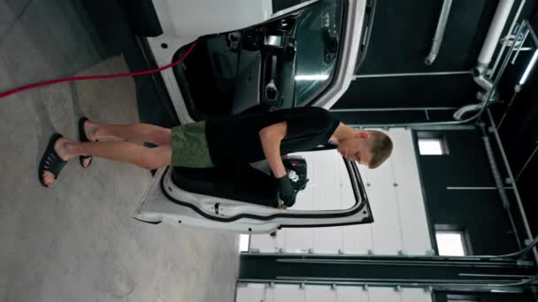 Dikey Temizlik Sırasında Lüks Bir Arabanın Kapı Kartını Temizlerken Plastik — Stok video