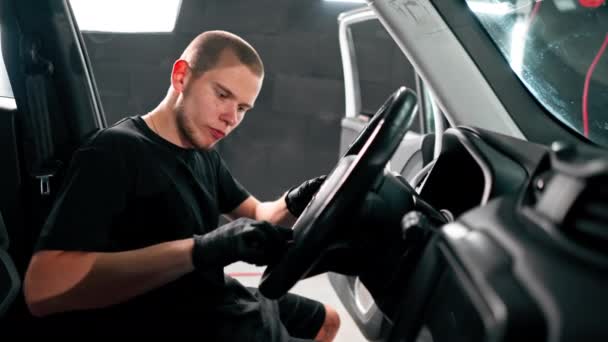 Detaylı Işlemler Sırasında Araba Yıkama Işçisinin Fırça Araba Kimyasalları Kullanarak — Stok video