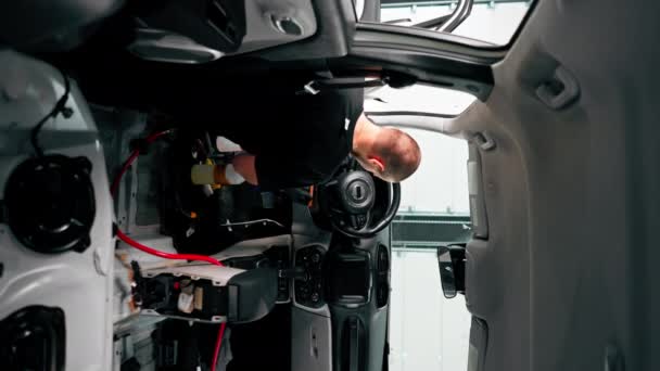 Detaylı Işlemler Sırasında Araba Yıkama Işçisinin Fırça Araba Kimyasalları Kullanarak — Stok video