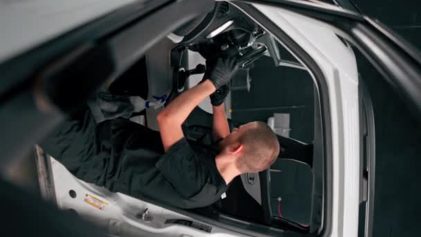브러시와 자동차 물질을 사용하여 프로세스 차량의 보드를 청소하는 노동자의 클로즈업 — 비디오