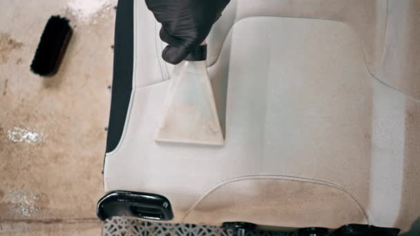 Close Trabalhador Lavagem Carro Usando Aspirador Para Limpar Assentos Brancos — Vídeo de Stock