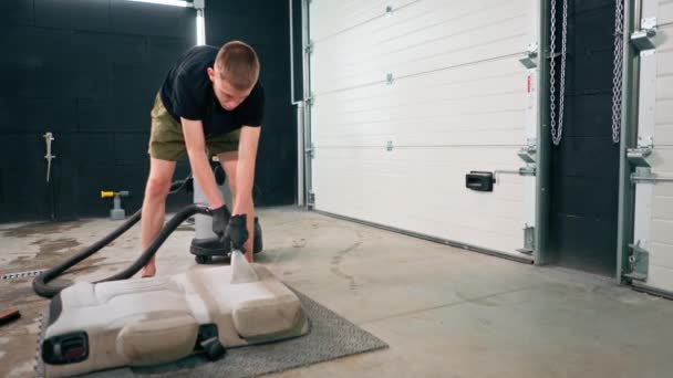 Close Trabalhador Lavagem Carro Usando Aspirador Para Limpar Assentos Brancos — Vídeo de Stock