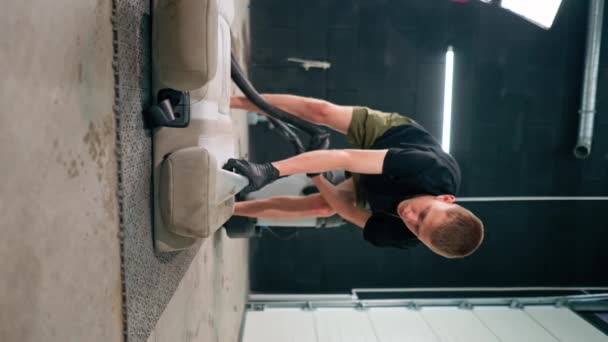 洗车工人的特写镜头 使用真空吸尘器清洗垂直分离过程中的白色汽车座椅 — 图库视频影像