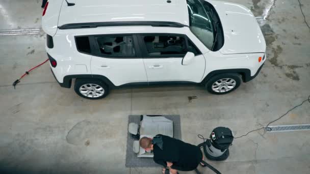 Zbliżenie Pracownika Myjni Samochodowej Używającego Odkurzacza Czyszczenia Białych Siedzeń Samochodowych — Wideo stockowe